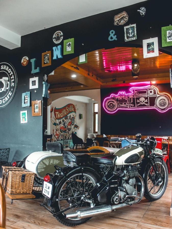 Throttle Shrottle Moto Hostel Manali  Bagian luar foto
